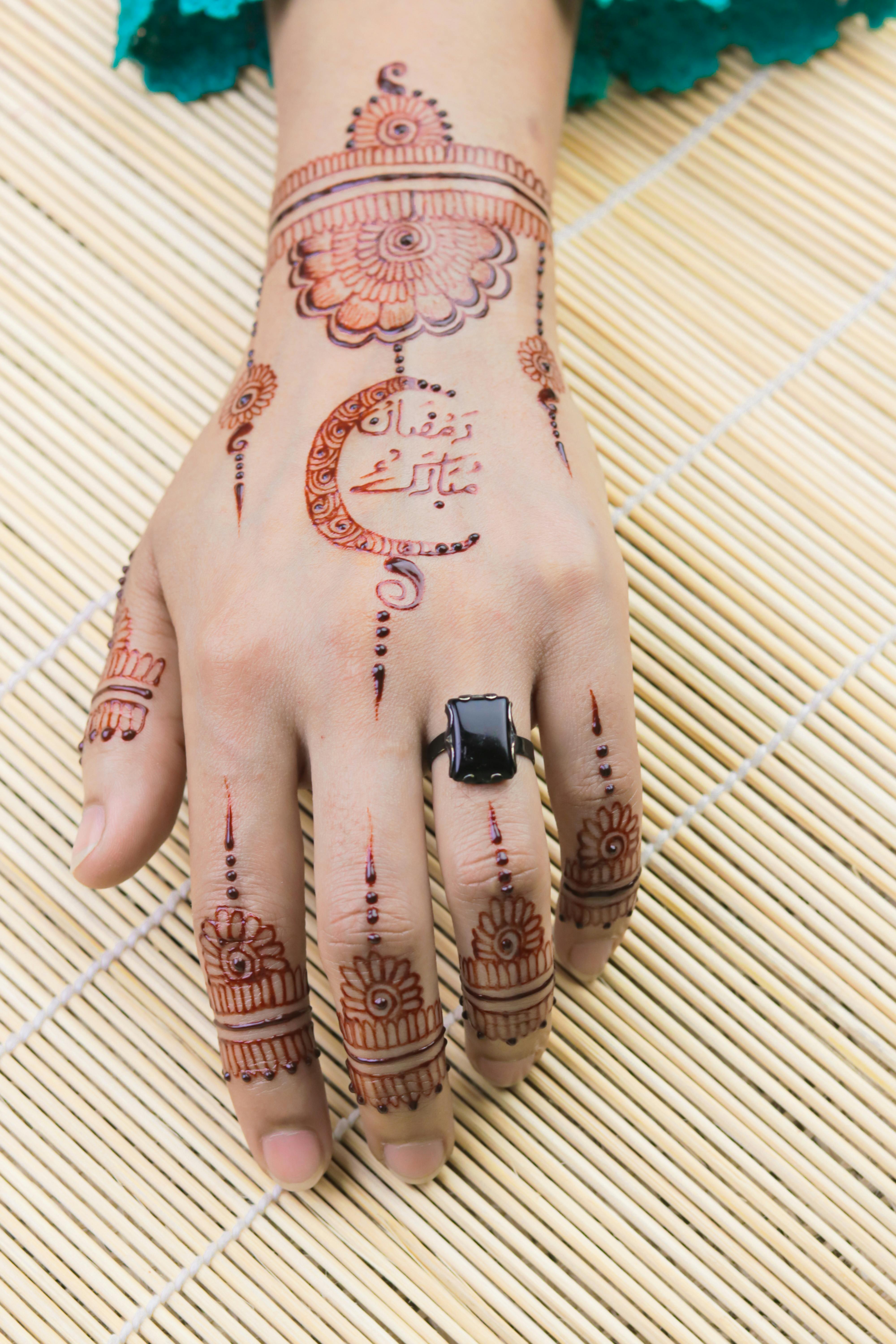Tattoo Mehndi Designs वलटइन ड पर लगवए टट महद क य 5 डजइस   valentine day tattoo mehndi designs  HerZindagi